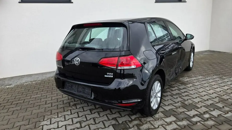VOLKSWAGEN Golf -