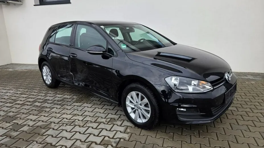 VOLKSWAGEN Golf -