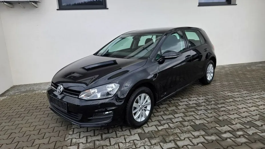 VOLKSWAGEN Golf -