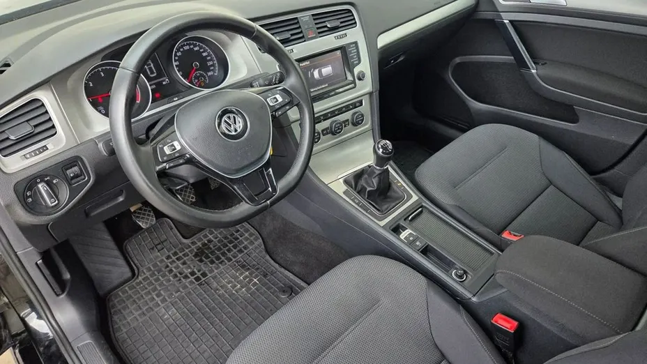 VOLKSWAGEN Golf -