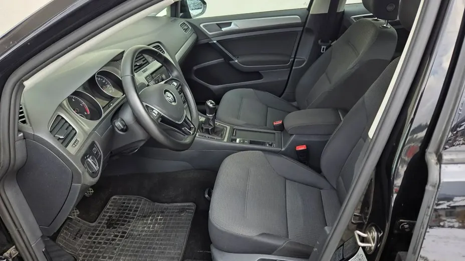 VOLKSWAGEN Golf -