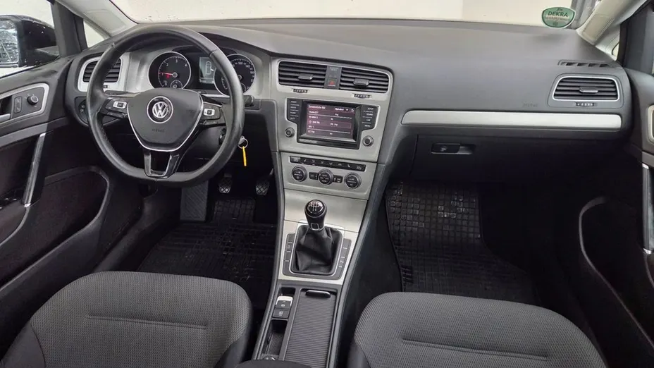 VOLKSWAGEN Golf -
