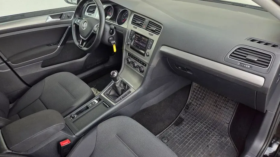 VOLKSWAGEN Golf -