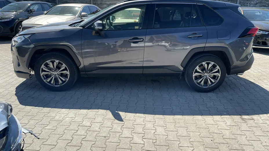TOYOTA RAV4 -