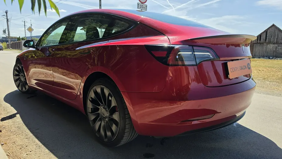 TESLA Model 3 -