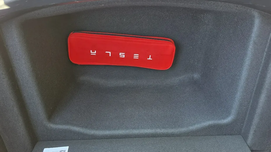 TESLA Model 3 -