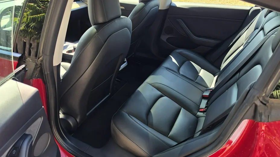 TESLA Model 3 -