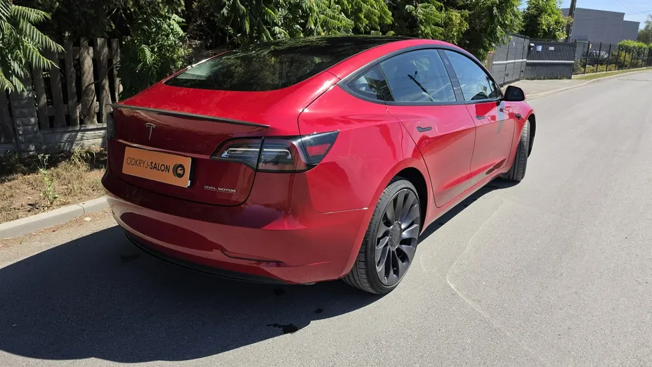 TESLA Model 3 -