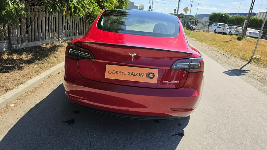 TESLA Model 3 -