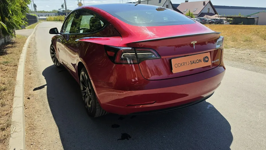 TESLA Model 3 -