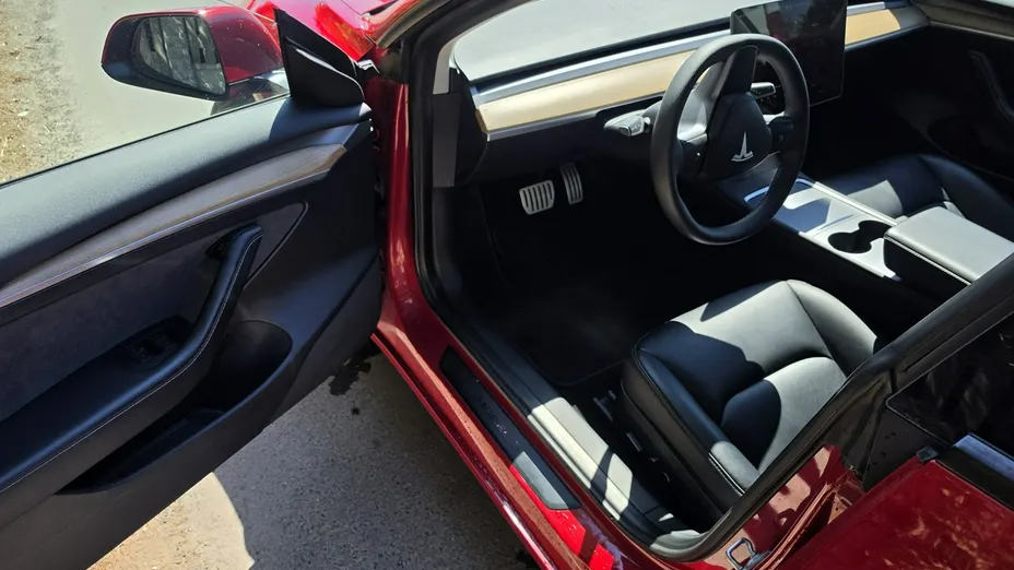 TESLA Model 3 -