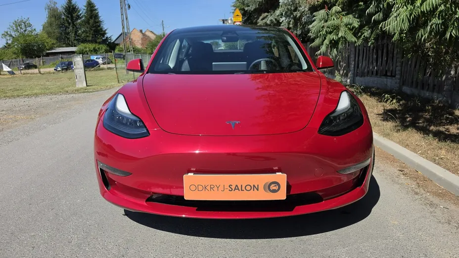 TESLA Model 3 -