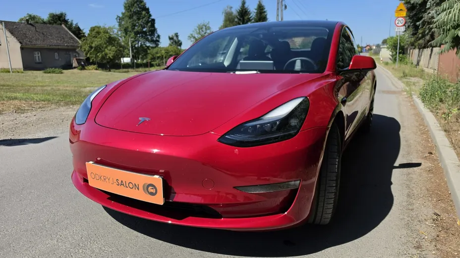 TESLA Model 3 -