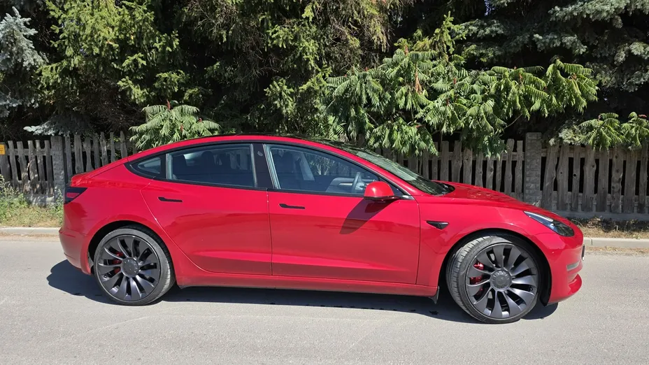TESLA Model 3 -