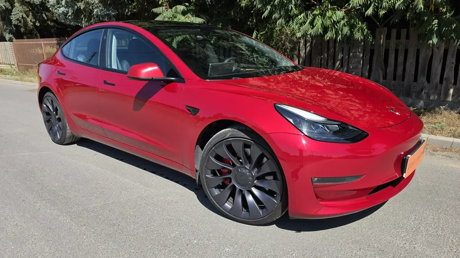 TESLA Model 3 -