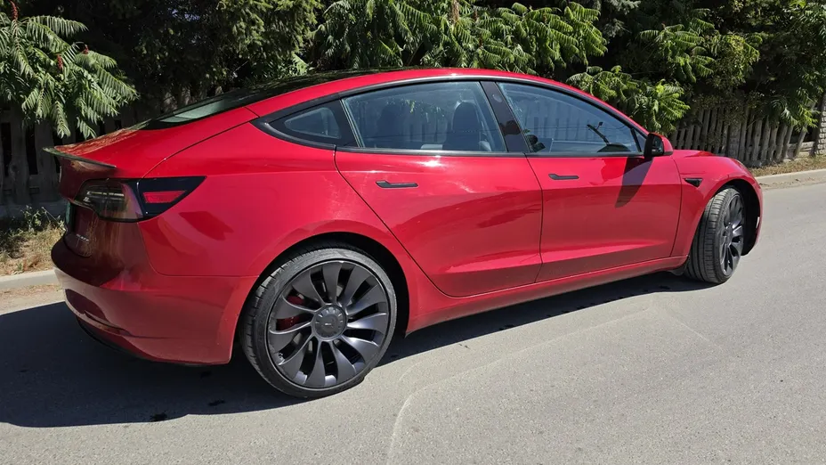 TESLA Model 3 -