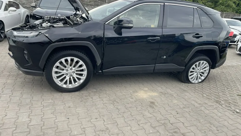 TOYOTA RAV4 -