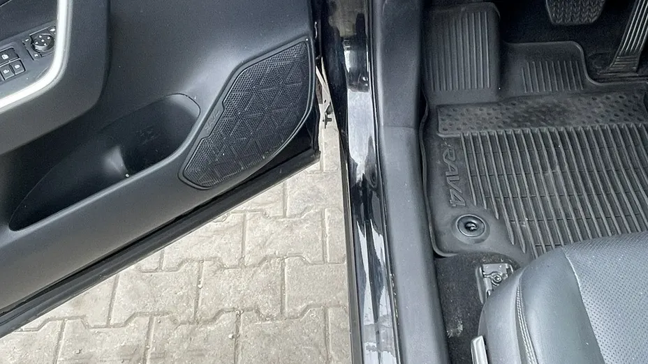 TOYOTA RAV4 -