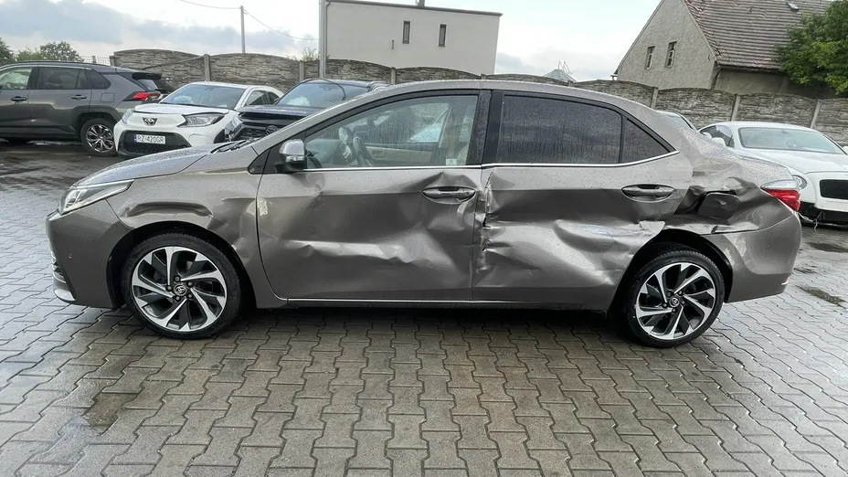 TOYOTA Corolla -