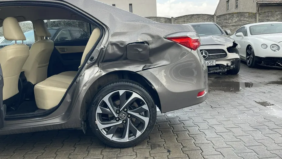 TOYOTA Corolla -