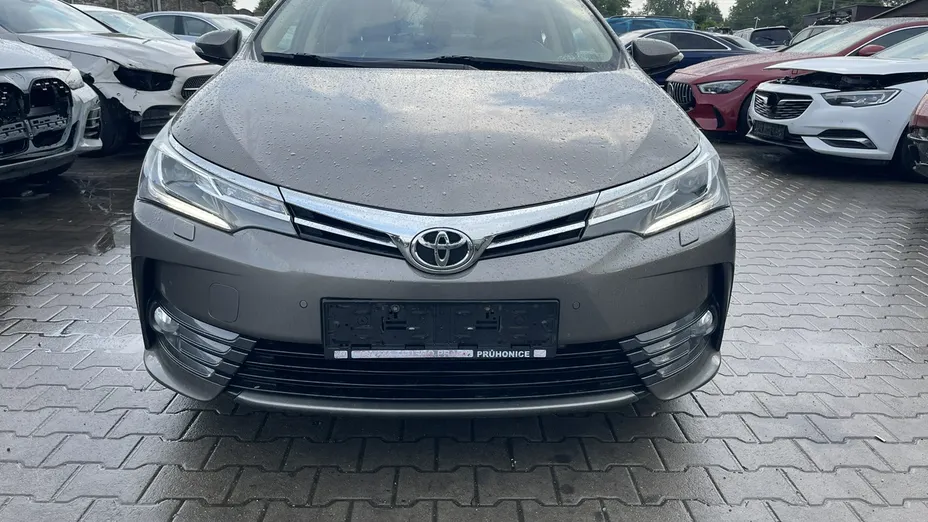 TOYOTA Corolla -