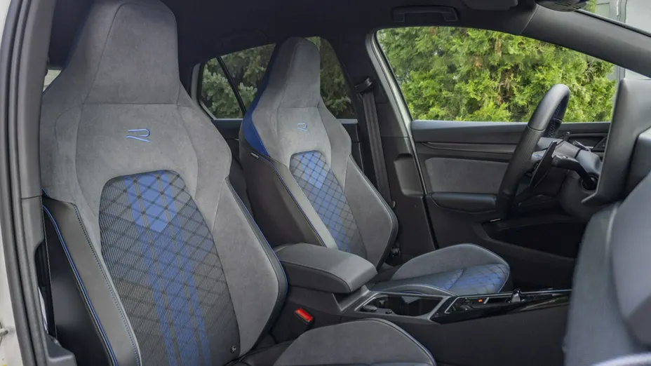 VOLKSWAGEN Golf -