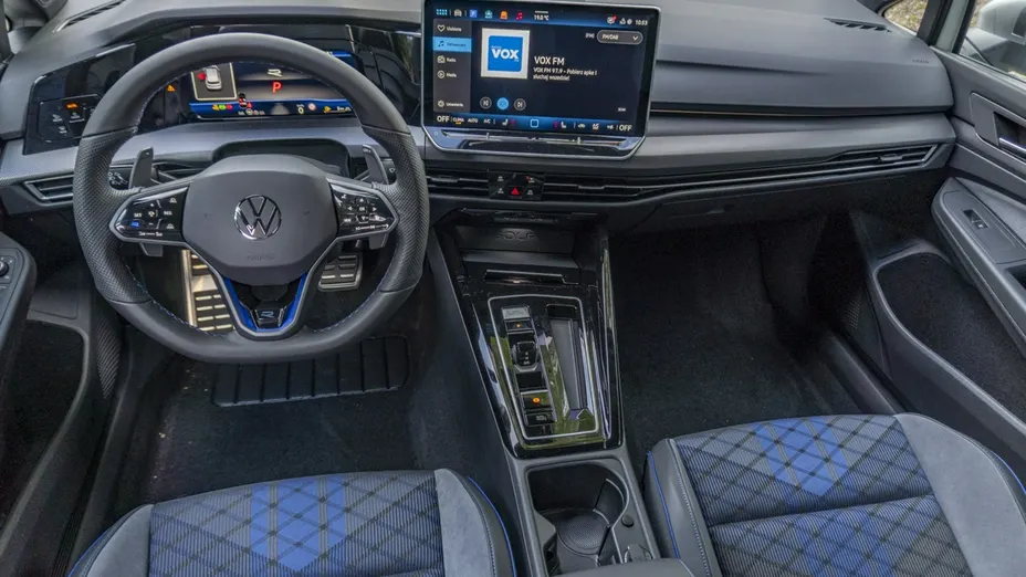 VOLKSWAGEN Golf -