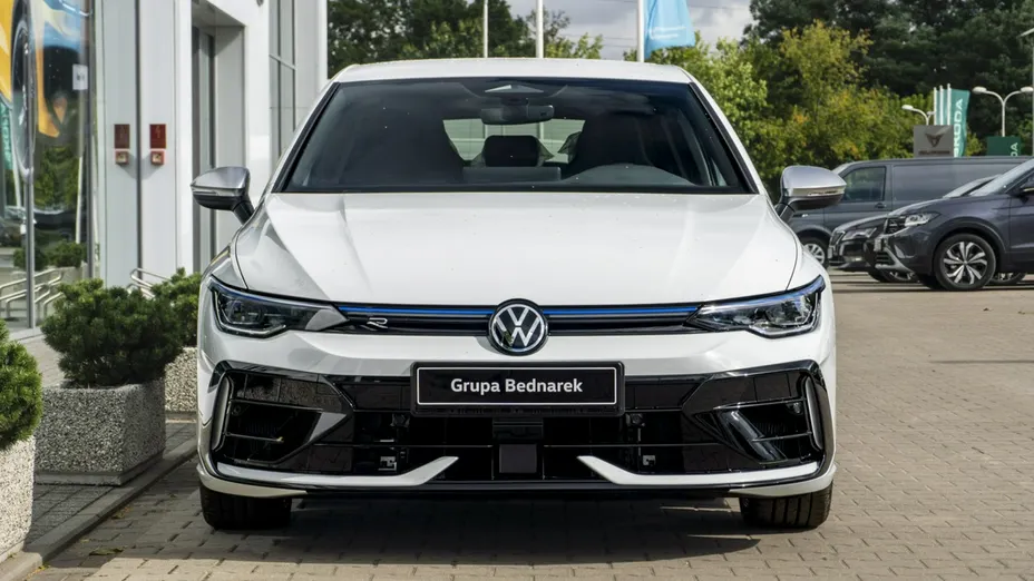 VOLKSWAGEN Golf -