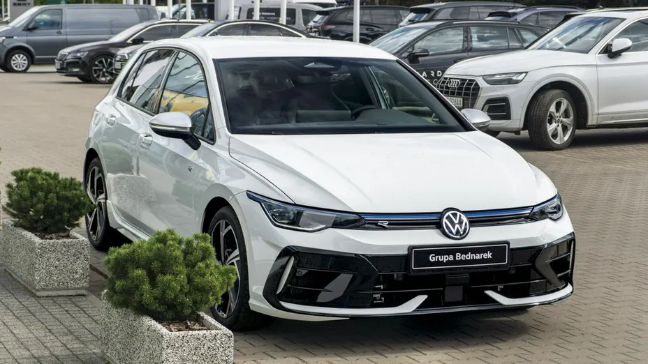 VOLKSWAGEN Golf -