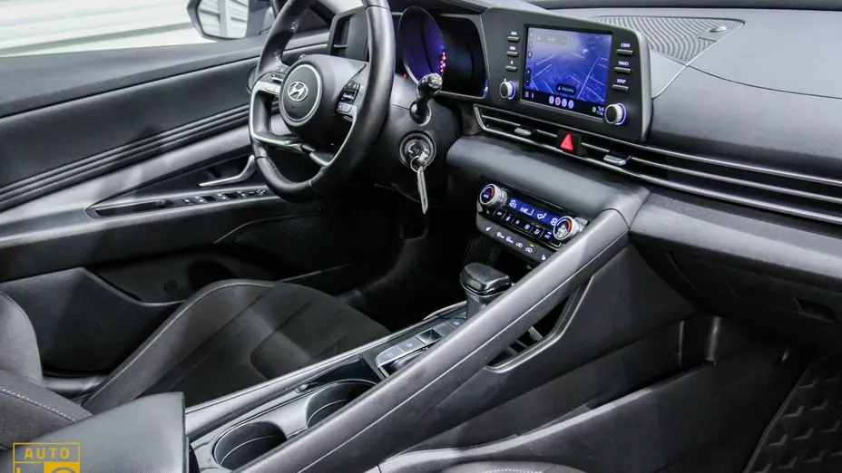 HYUNDAI Elantra -