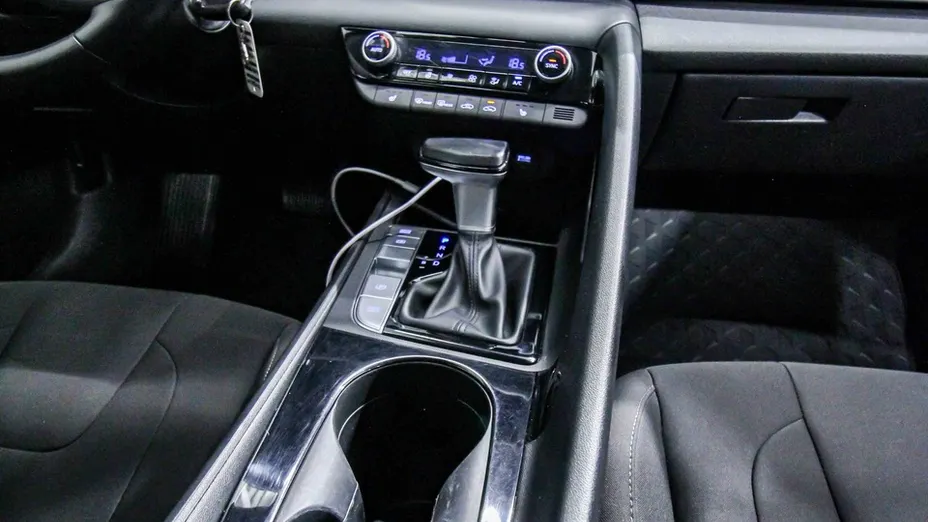 HYUNDAI Elantra -