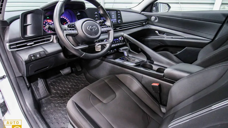 HYUNDAI Elantra -