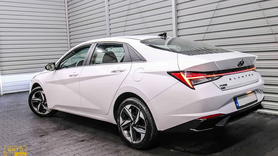 HYUNDAI Elantra -