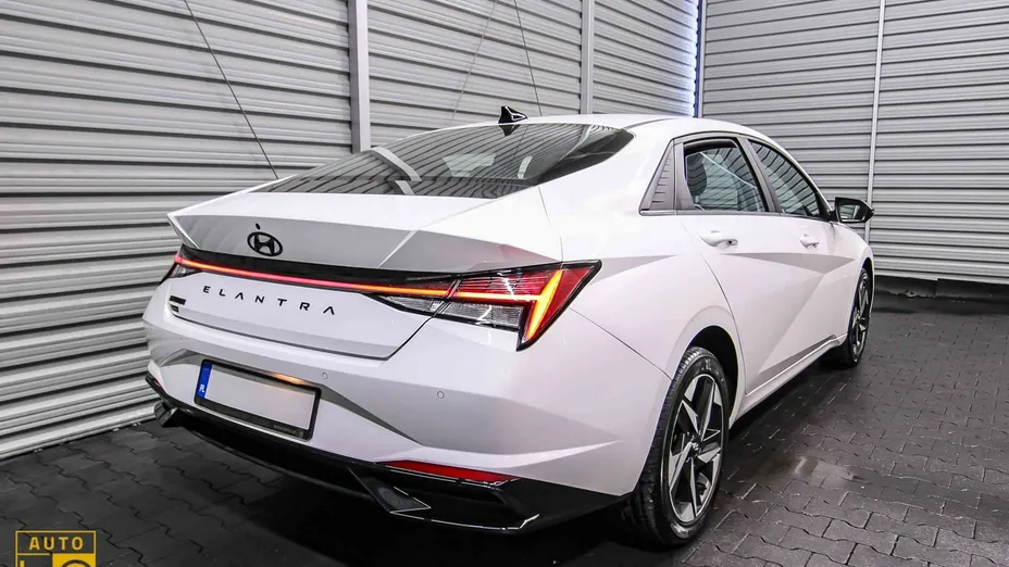 HYUNDAI Elantra -