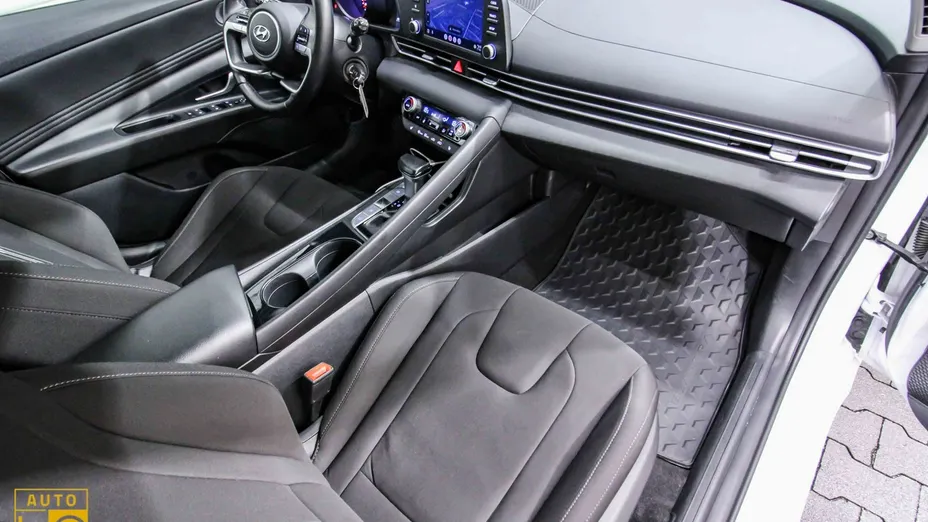 HYUNDAI Elantra -