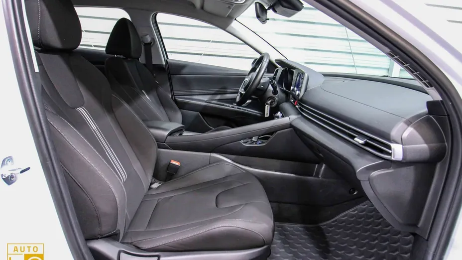 HYUNDAI Elantra -