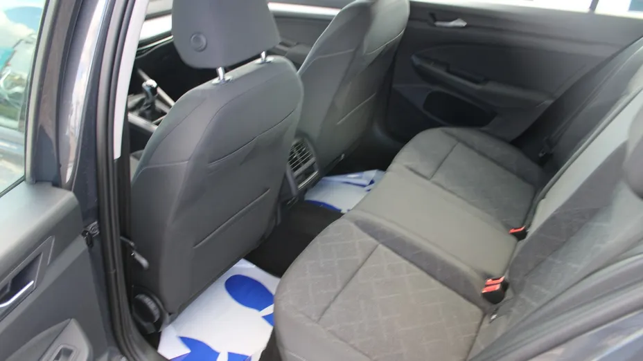 VOLKSWAGEN Golf -