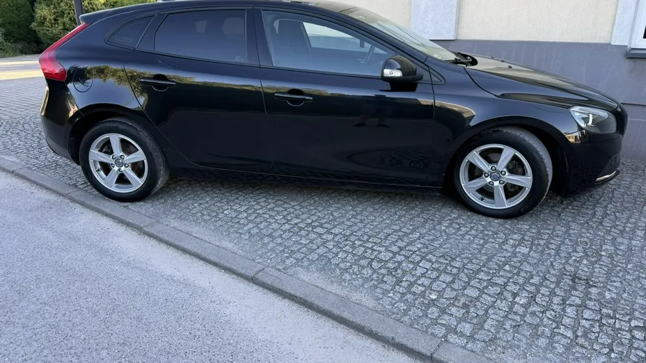 VOLVO V40 -