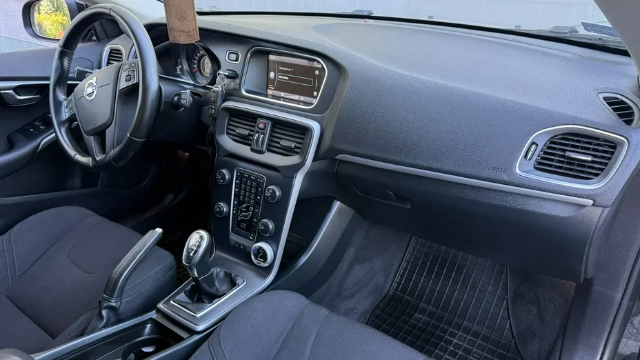 VOLVO V40 -