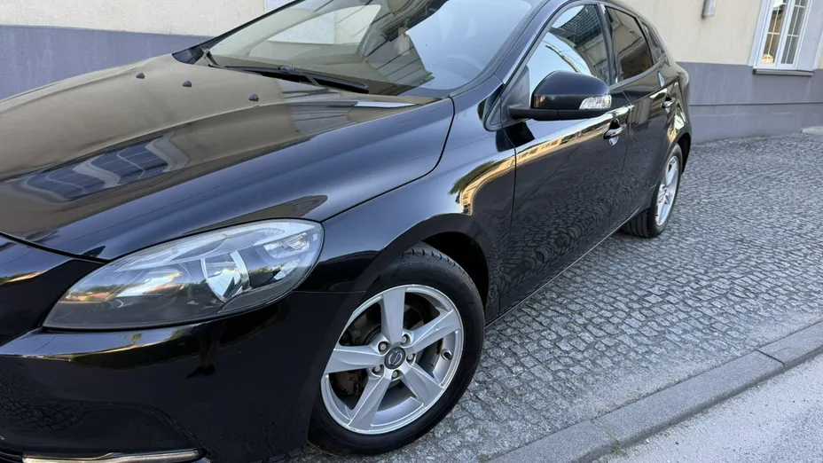 VOLVO V40 -