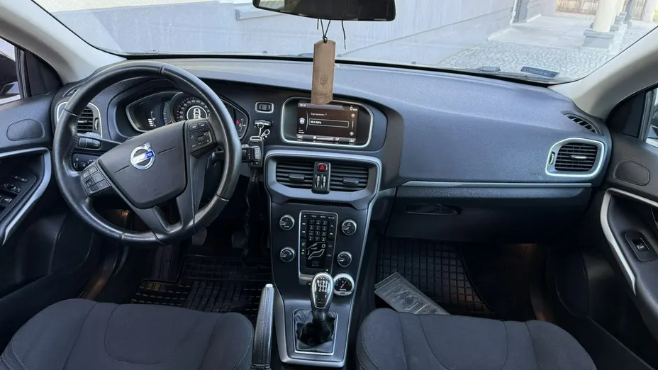 VOLVO V40 -