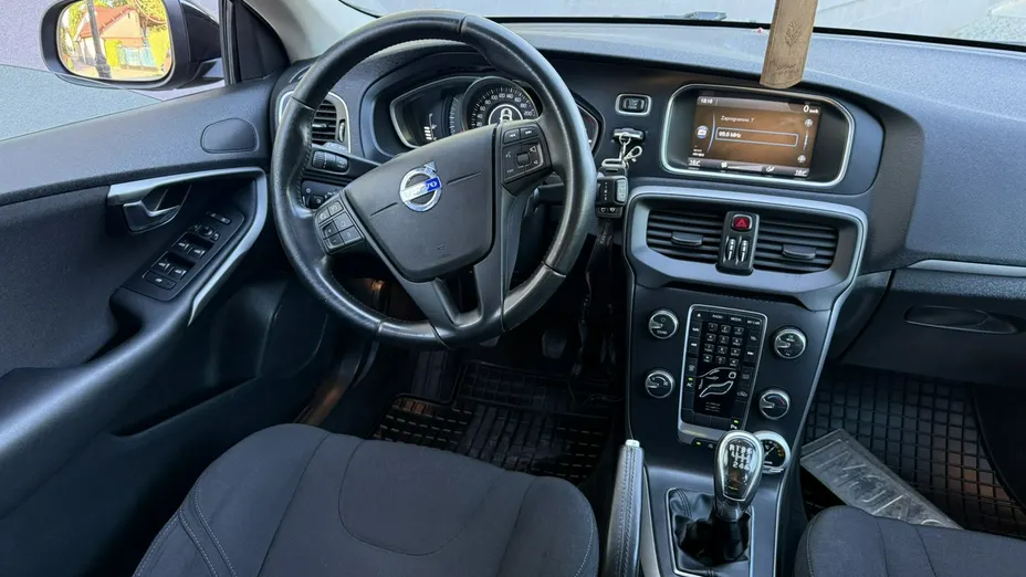 VOLVO V40 -