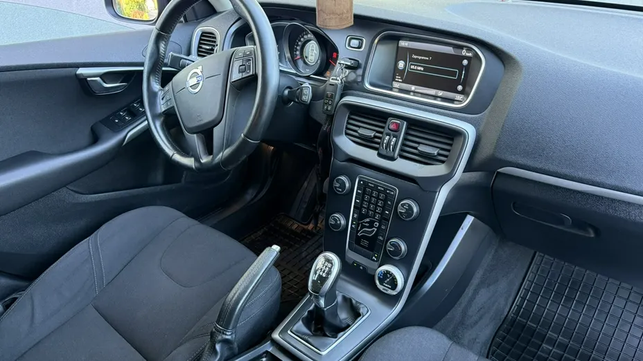 VOLVO V40 -