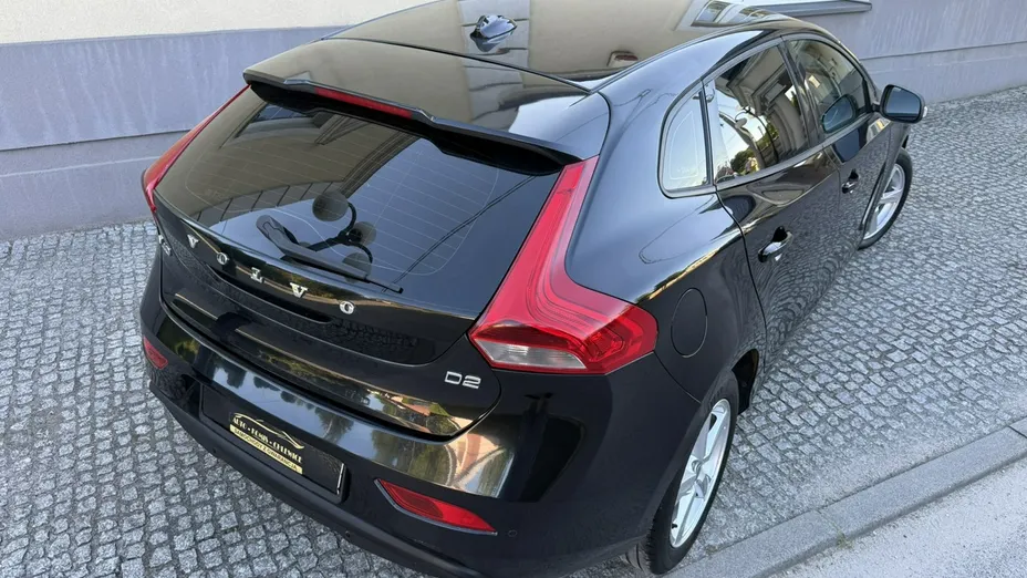 VOLVO V40 -