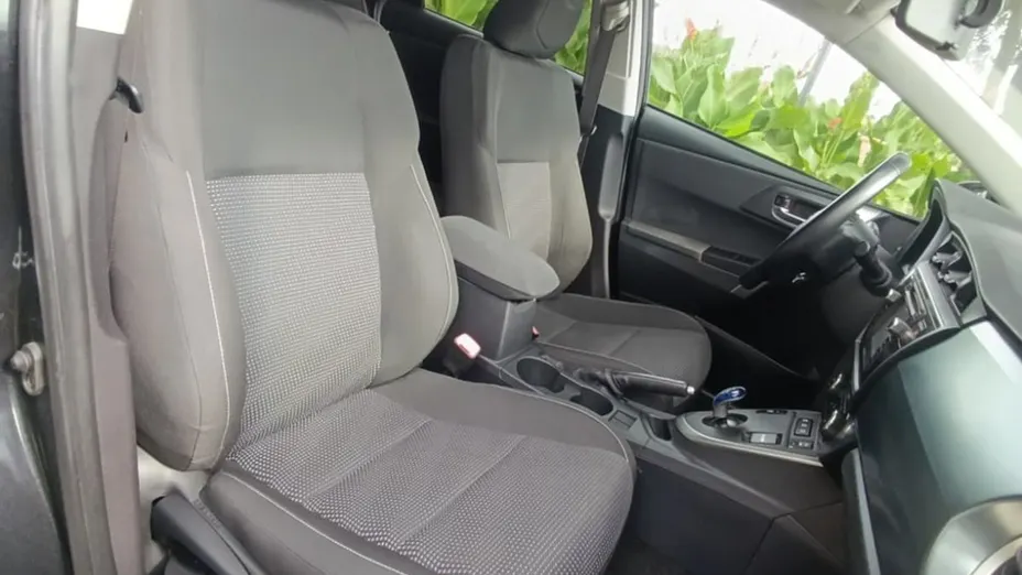 TOYOTA Auris -