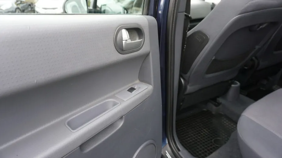 MITSUBISHI Colt -