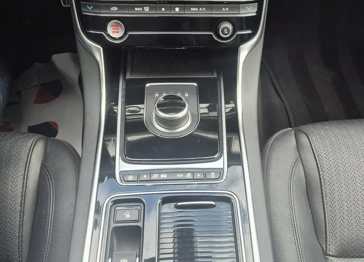 JAGUAR XF -