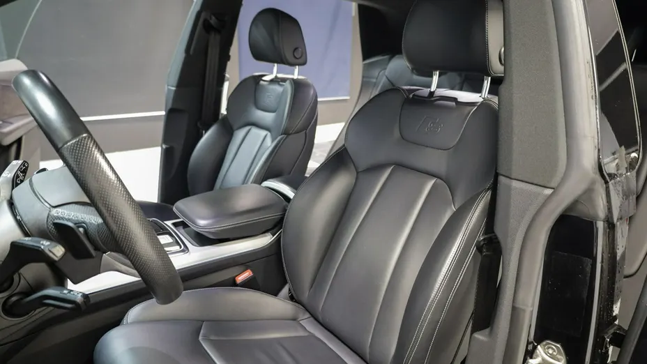 AUDI Q8 -