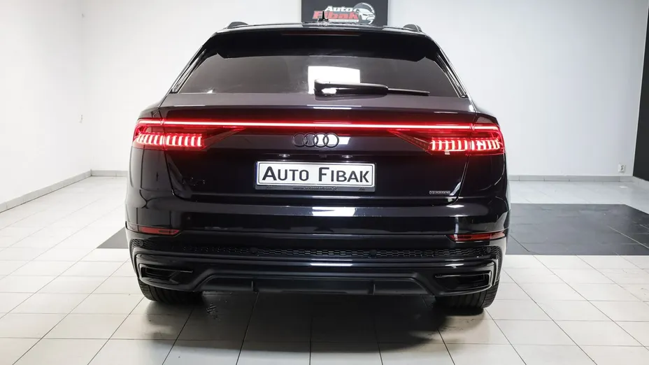AUDI Q8 -