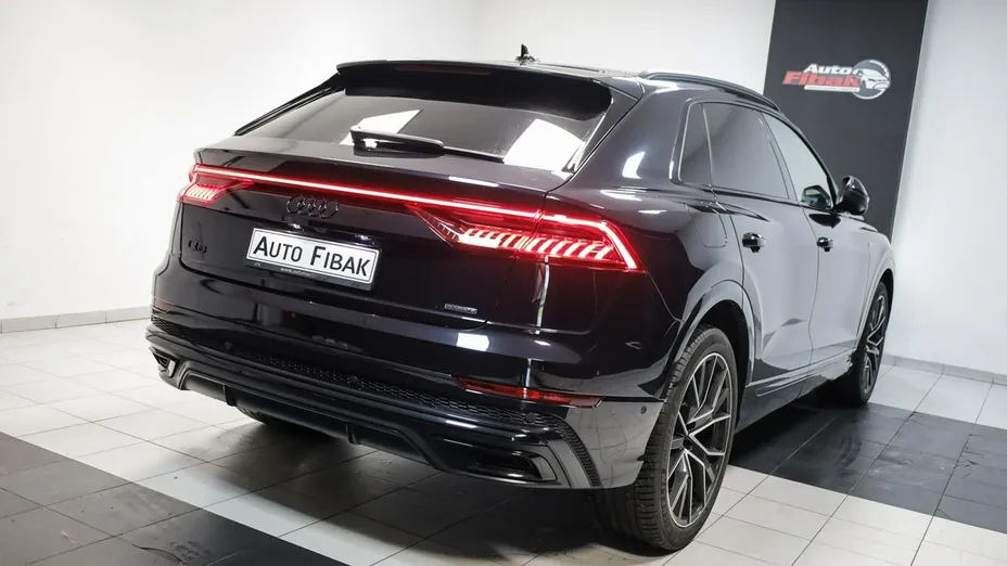 AUDI Q8 -